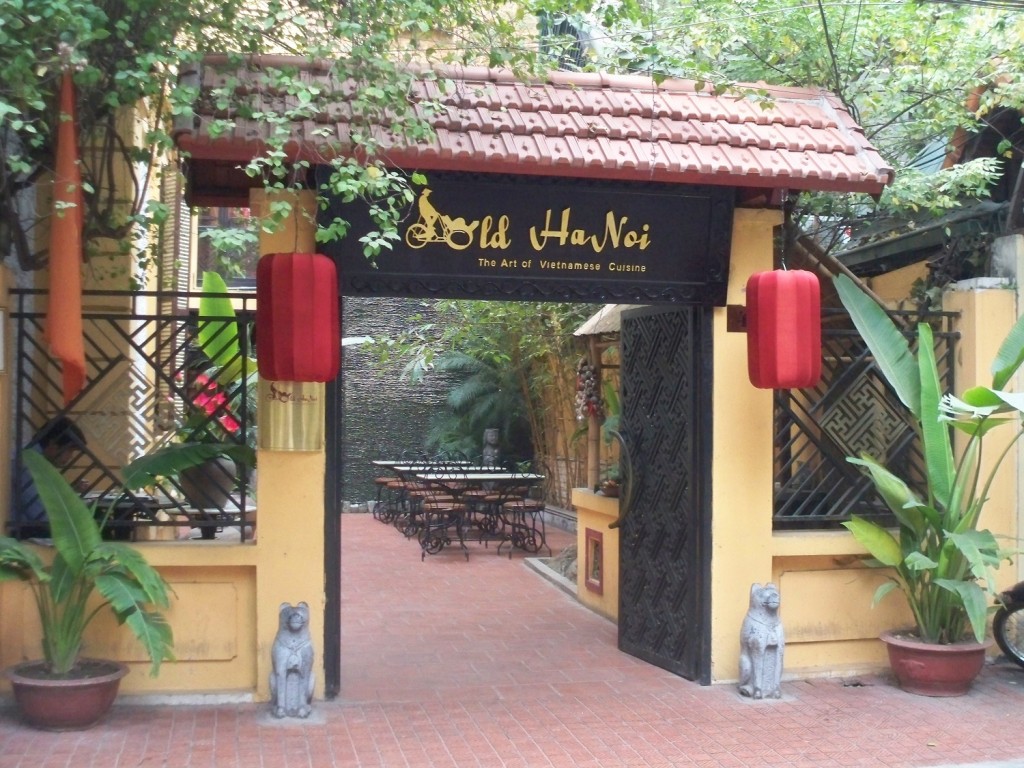 Eat-in-Old-Hanoi-restaurant