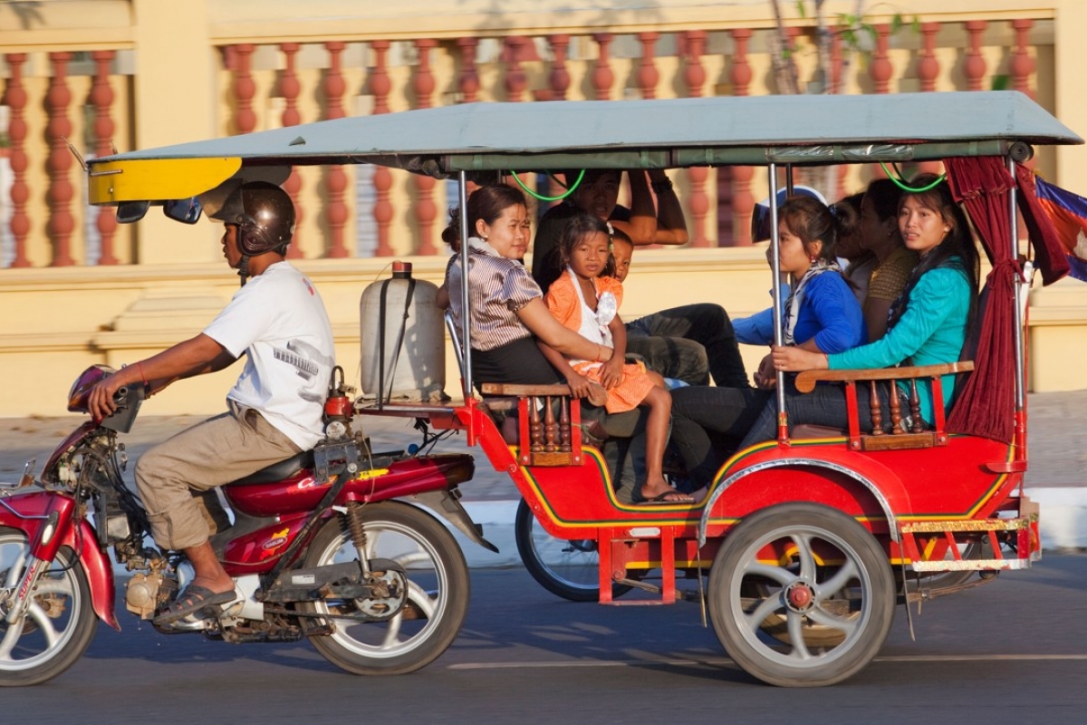 tuk tsk pick up taxi in Cambodia airport