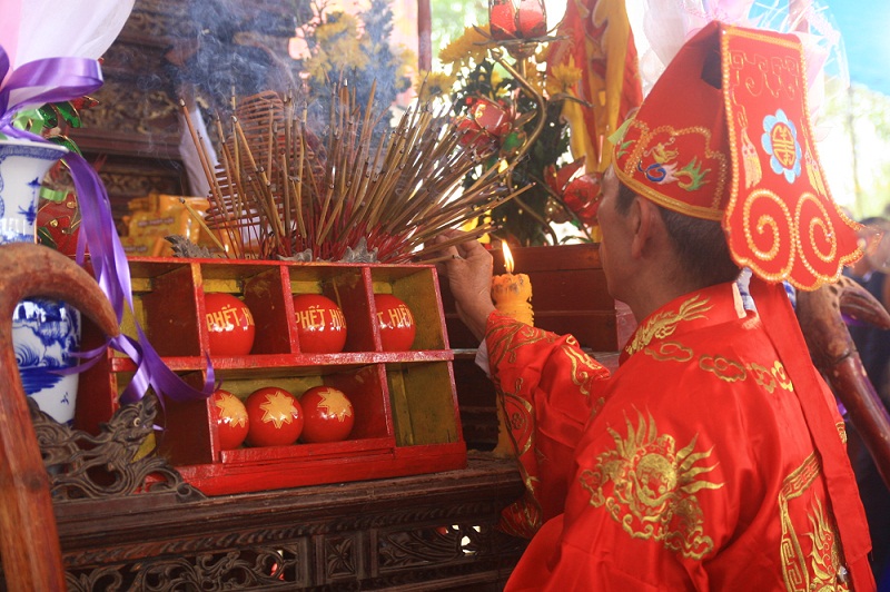 The balls of Hien Quan festival